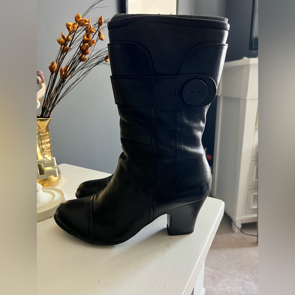 Born Crown Leather Mid Calf Boot. Excellent Condition. Almost new.